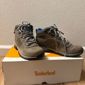LIKE NEW Timberland Hiking boots - size 6.5